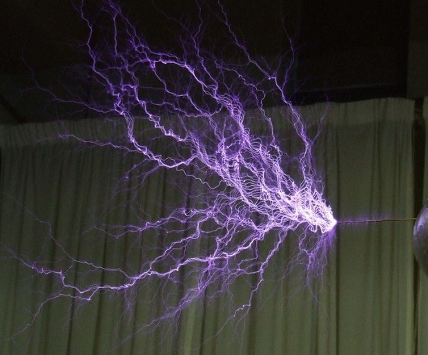 722px-Tesla-coil-discharge